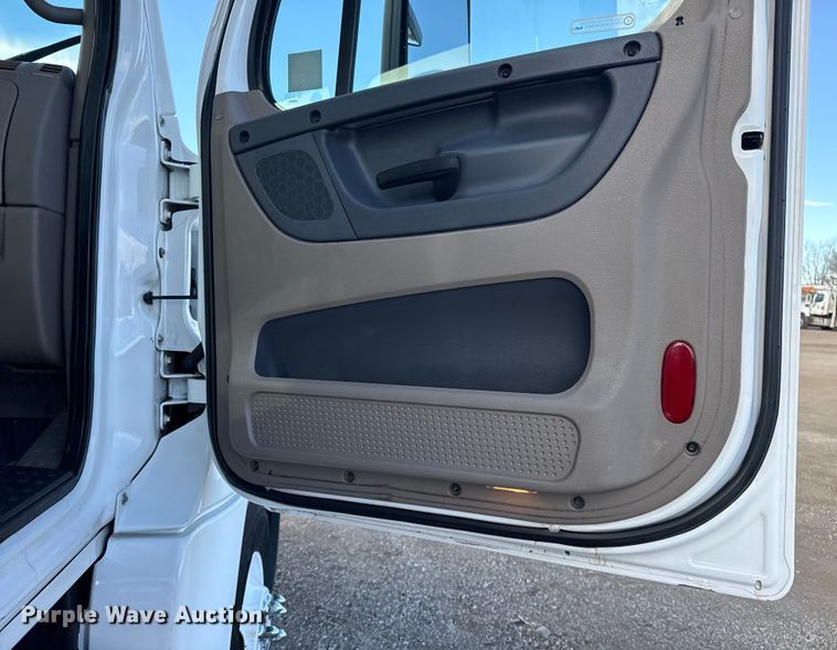 image for item EG1887 2014 Freightliner Cascadia 125 semi truck