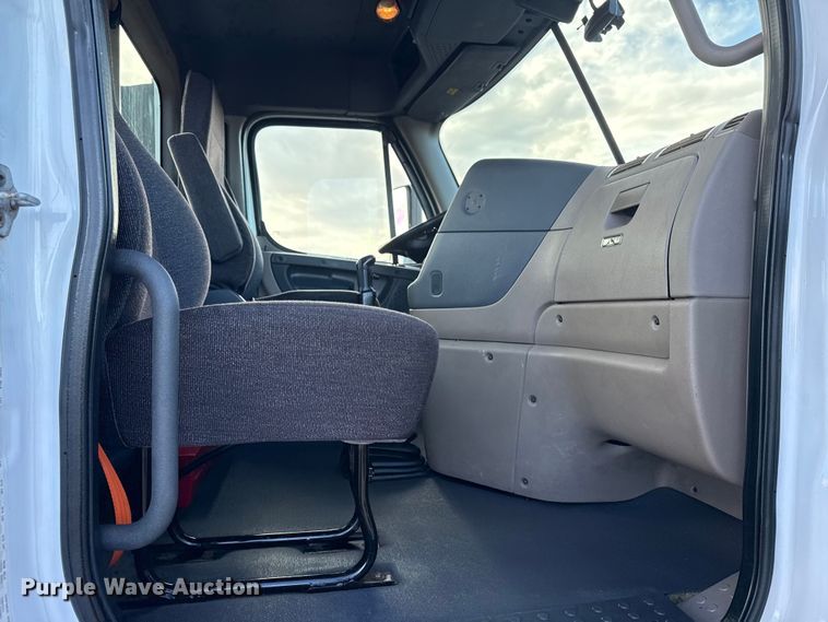 image for item EG1887 2014 Freightliner Cascadia 125 semi truck