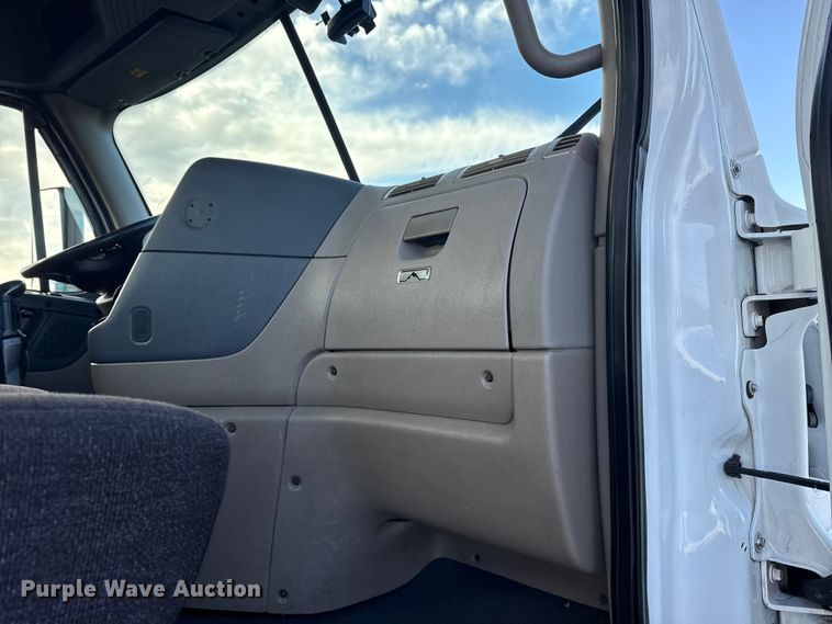 image for item EG1887 2014 Freightliner Cascadia 125 semi truck