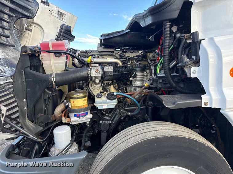 image for item EG1887 2014 Freightliner Cascadia 125 semi truck