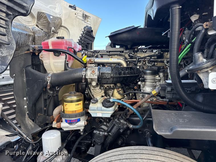 image for item EG1887 2014 Freightliner Cascadia 125 semi truck