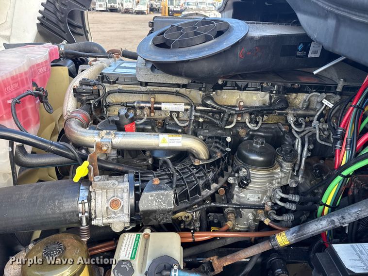 image for item EG1887 2014 Freightliner Cascadia 125 semi truck