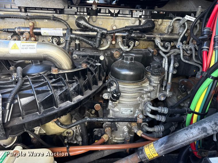 image for item EG1887 2014 Freightliner Cascadia 125 semi truck