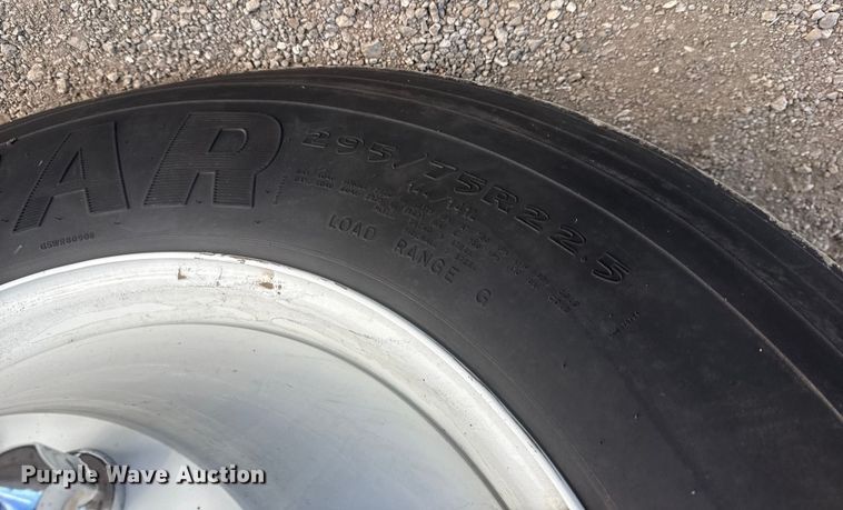 image for item EG1887 2014 Freightliner Cascadia 125 semi truck