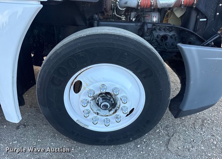 image for item EG1887 2014 Freightliner Cascadia 125 semi truck