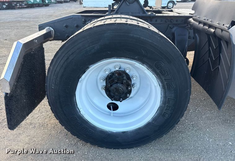 image for item EG1887 2014 Freightliner Cascadia 125 semi truck