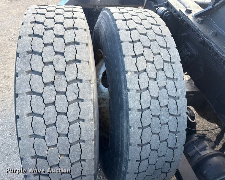 image for item EG1887 2014 Freightliner Cascadia 125 semi truck