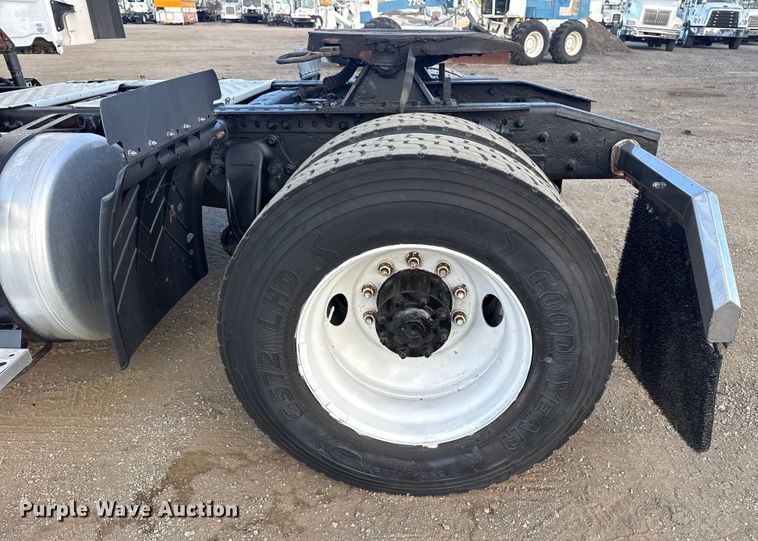 image for item EG1887 2014 Freightliner Cascadia 125 semi truck