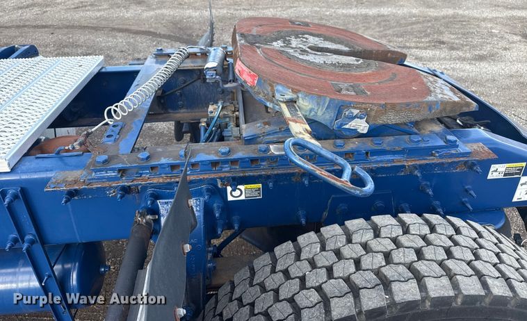 image for item EG1953 2012 Peterbilt 337 semi truck