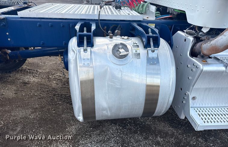 image for item EG1953 2012 Peterbilt 337 semi truck