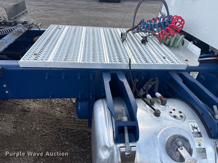 image for item EG1953 2012 Peterbilt 337 semi truck