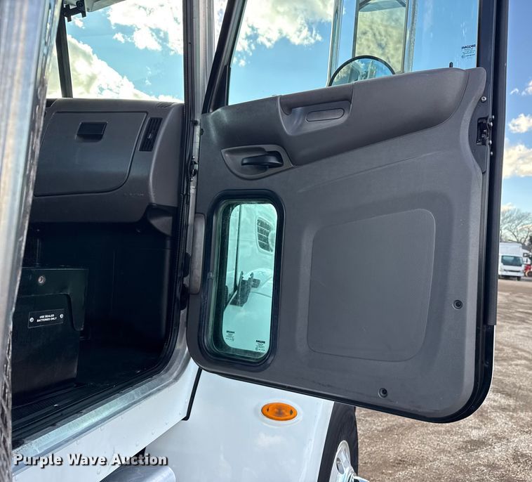 image for item EG1953 2012 Peterbilt 337 semi truck