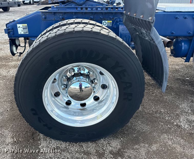 image for item EG1953 2012 Peterbilt 337 semi truck