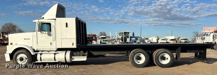 image for item EG1963 1989 International F9300 flatbed truck
