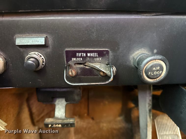 image for item EG1963 1989 International F9300 flatbed truck