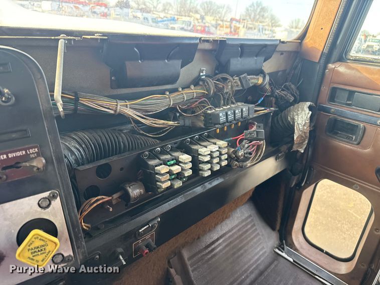 image for item EG1963 1989 International F9300 flatbed truck