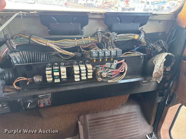 image for item EG1963 1989 International F9300 flatbed truck