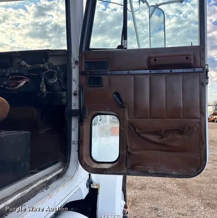 image for item EG1963 1989 International F9300 flatbed truck