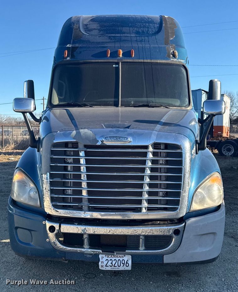 image for item EN0478 2013 Freightliner Cascadia 125 semi truck