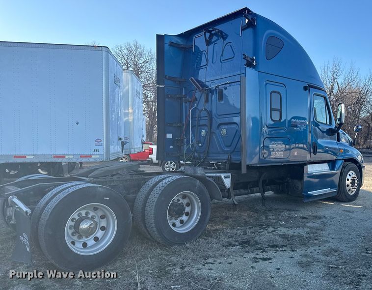 image for item EN0478 2013 Freightliner Cascadia 125 semi truck