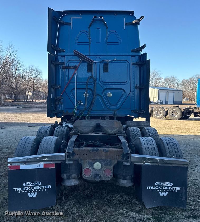 image for item EN0478 2013 Freightliner Cascadia 125 semi truck