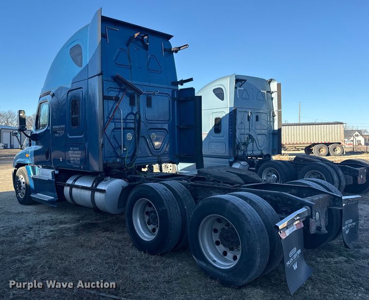 image for item EN0478 2013 Freightliner Cascadia 125 semi truck
