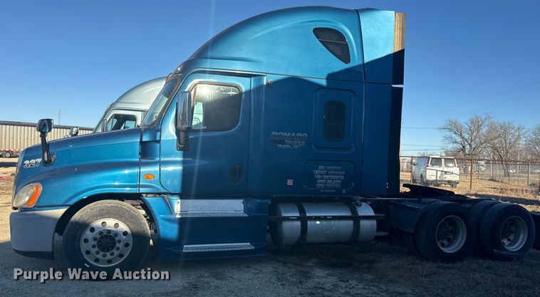 image for item EN0478 2013 Freightliner Cascadia 125 semi truck