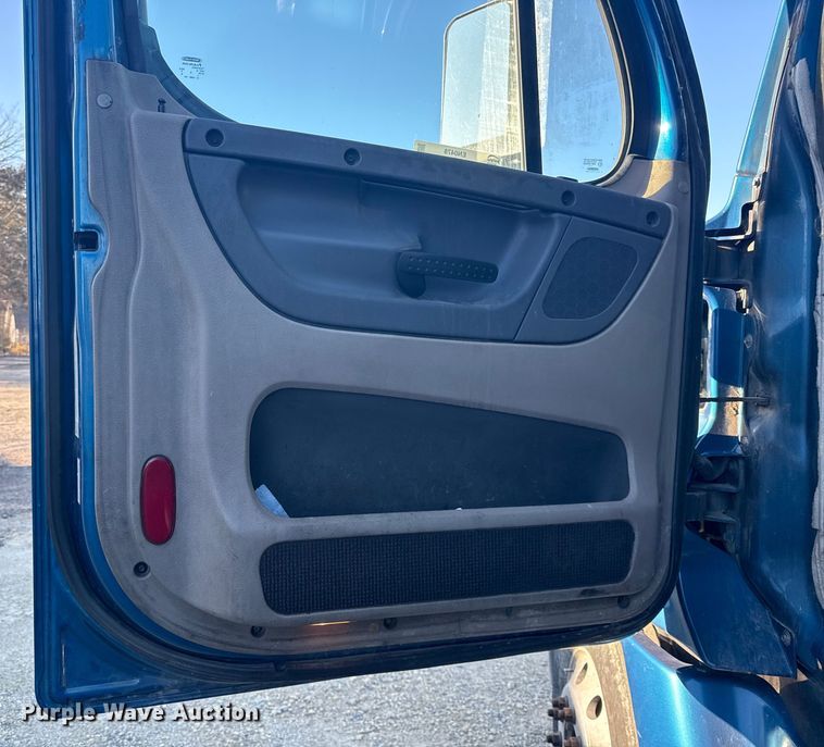 image for item EN0478 2013 Freightliner Cascadia 125 semi truck