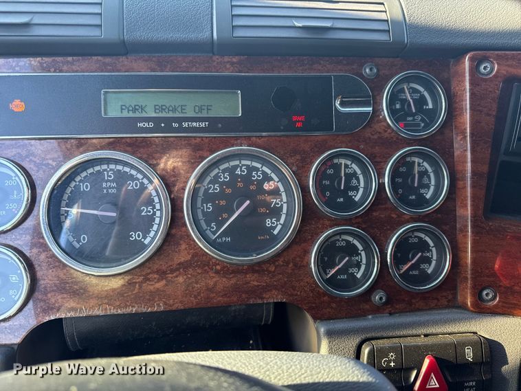 image for item EN0478 2013 Freightliner Cascadia 125 semi truck