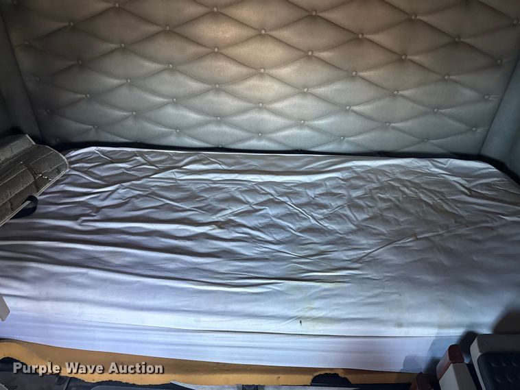 image for item EN0478 2013 Freightliner Cascadia 125 semi truck