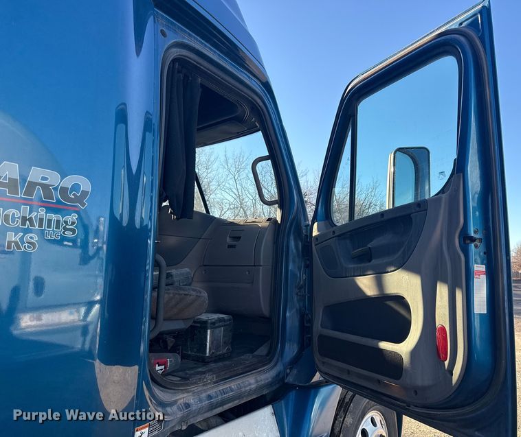 image for item EN0478 2013 Freightliner Cascadia 125 semi truck