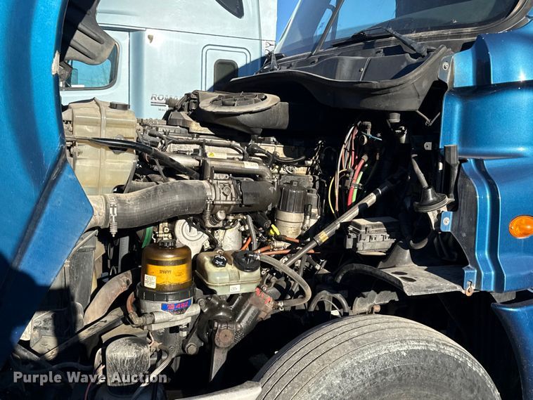 image for item EN0478 2013 Freightliner Cascadia 125 semi truck