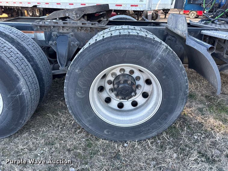 image for item EN0478 2013 Freightliner Cascadia 125 semi truck