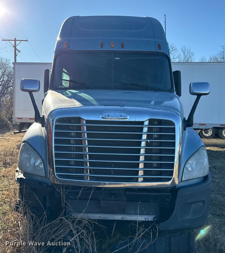 image for item EN0479 2012 Freightliner Cascadia 125 semi truck