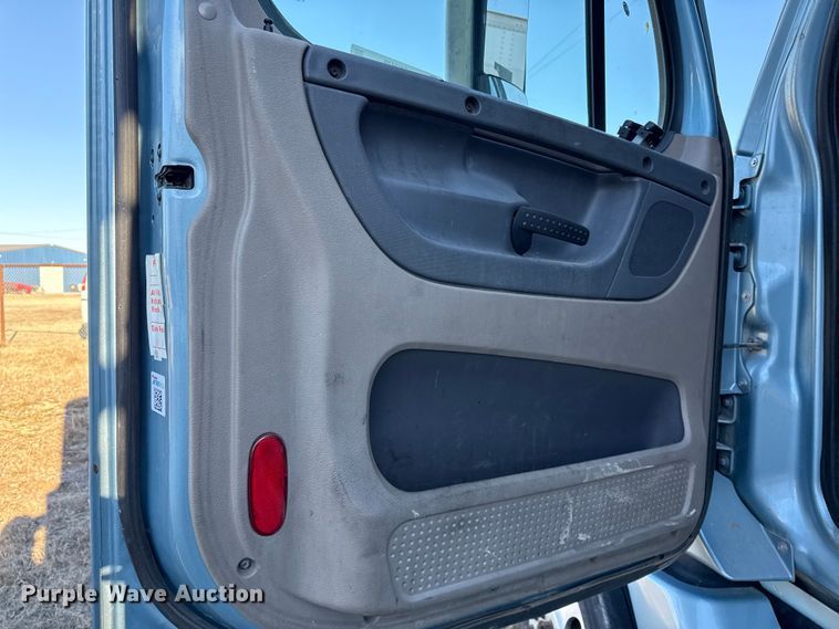 image for item EN0479 2012 Freightliner Cascadia 125 semi truck