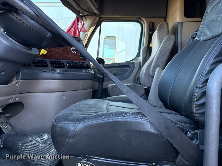 image for item EN0479 2012 Freightliner Cascadia 125 semi truck