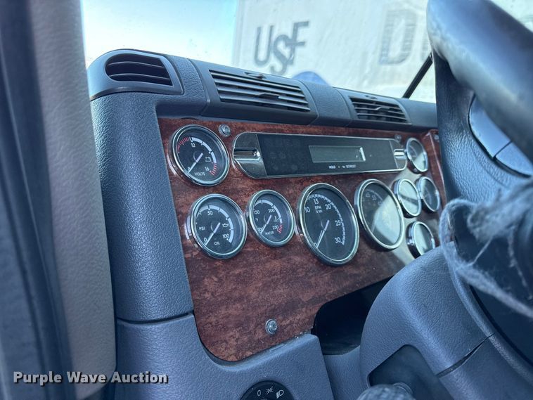 image for item EN0479 2012 Freightliner Cascadia 125 semi truck