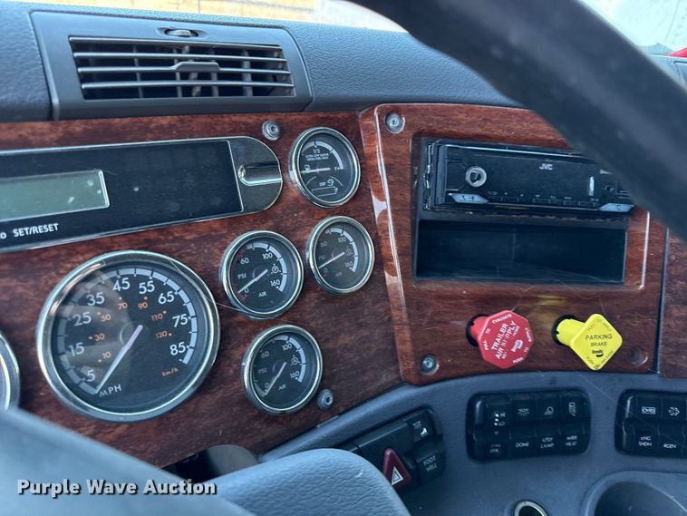 image for item EN0479 2012 Freightliner Cascadia 125 semi truck