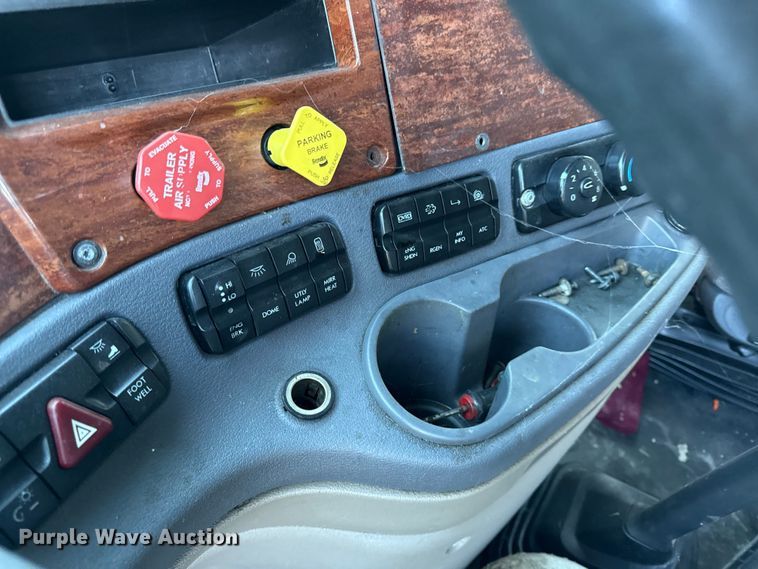 image for item EN0479 2012 Freightliner Cascadia 125 semi truck