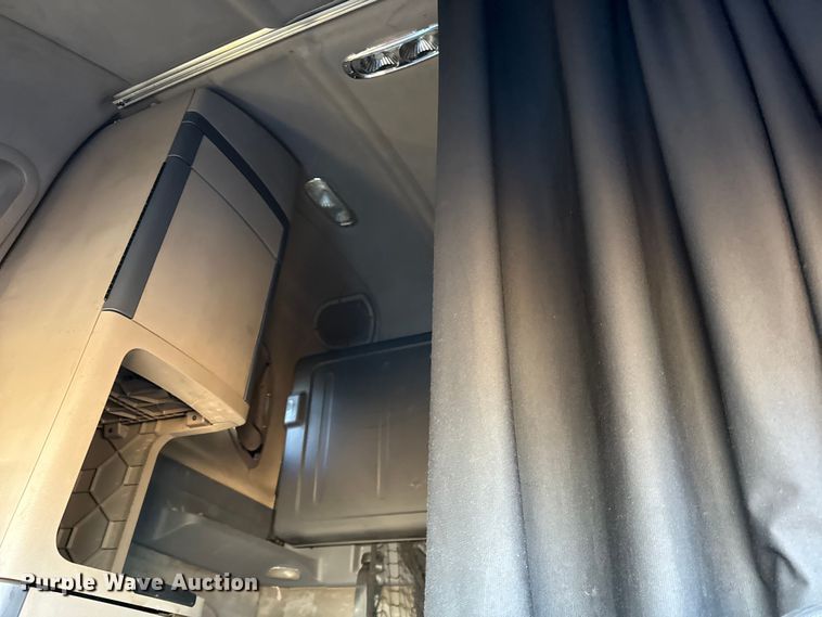 image for item EN0479 2012 Freightliner Cascadia 125 semi truck