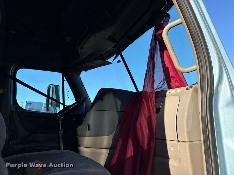 image for item EN0479 2012 Freightliner Cascadia 125 semi truck