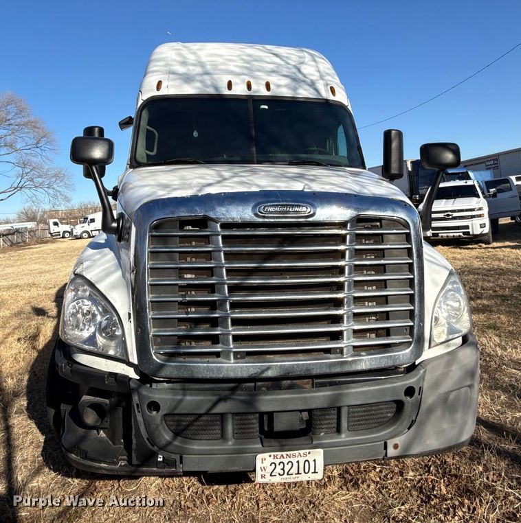 image for item EN0482 2017 Freightliner Cascadia semi truck