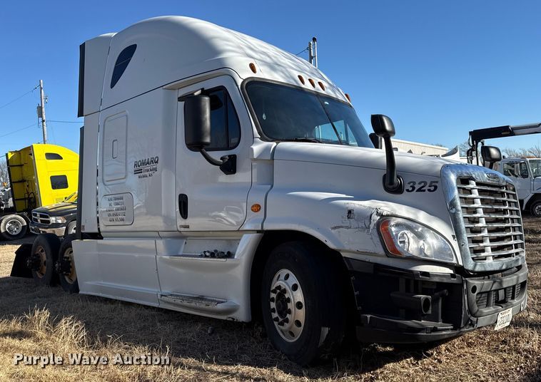 image for item EN0482 2017 Freightliner Cascadia semi truck