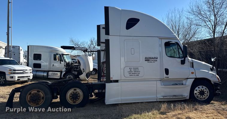 image for item EN0482 2017 Freightliner Cascadia semi truck