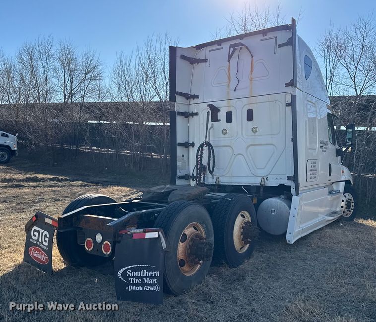 image for item EN0482 2017 Freightliner Cascadia semi truck