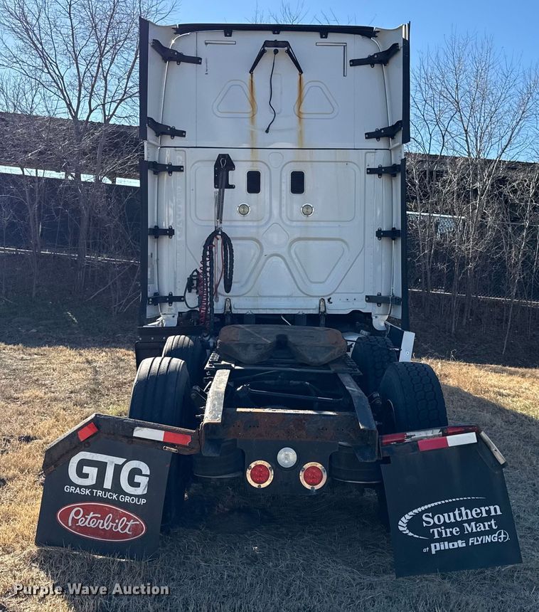 image for item EN0482 2017 Freightliner Cascadia semi truck