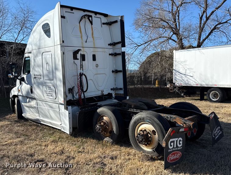 image for item EN0482 2017 Freightliner Cascadia semi truck