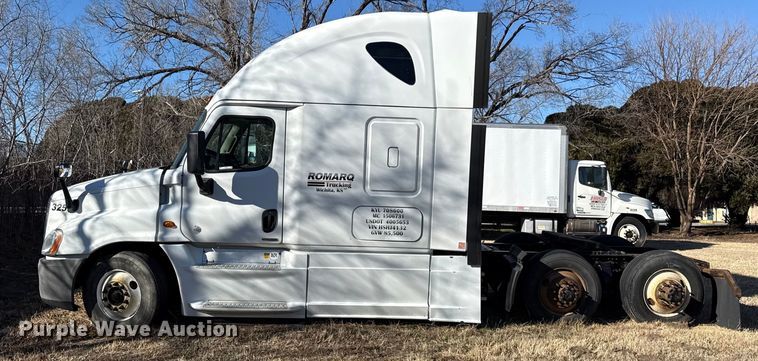 image for item EN0482 2017 Freightliner Cascadia semi truck