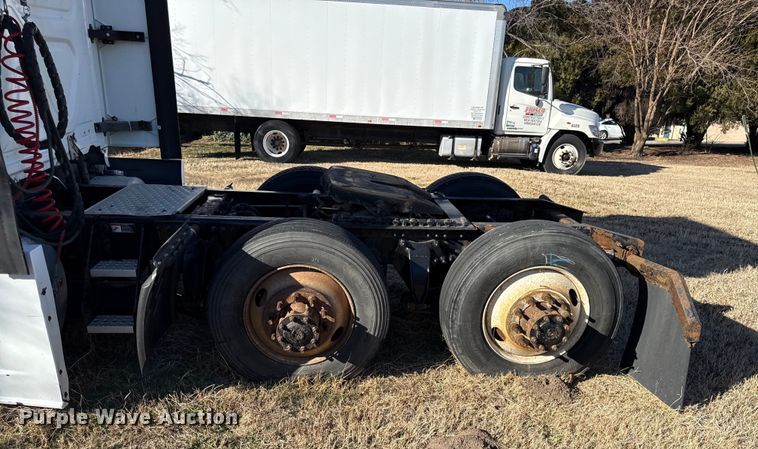 image for item EN0482 2017 Freightliner Cascadia semi truck