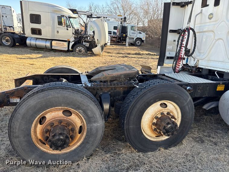 image for item EN0482 2017 Freightliner Cascadia semi truck